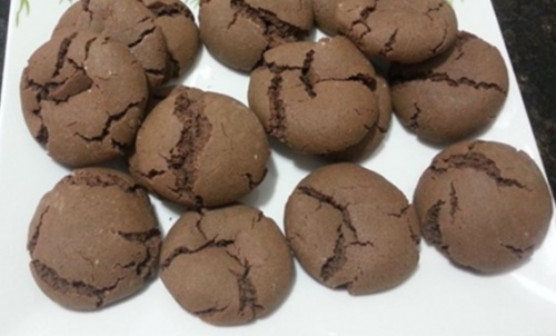 Food composition based on babassu A gluten-free food composition comprising extruded babassu flour. Alternative and novel material, which possesses future commercial potential from those of conventionally used packaging forms used by the food industry